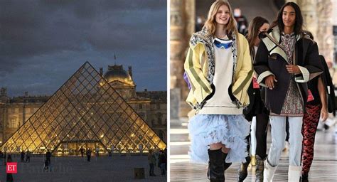 what time is the louis vuitton show today